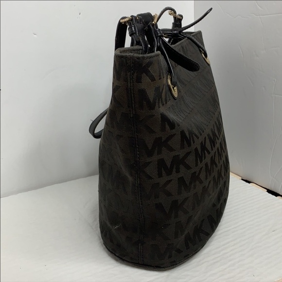 Michael Kors Signature Jet Set Tote Color: Black - Picture 4 of 9